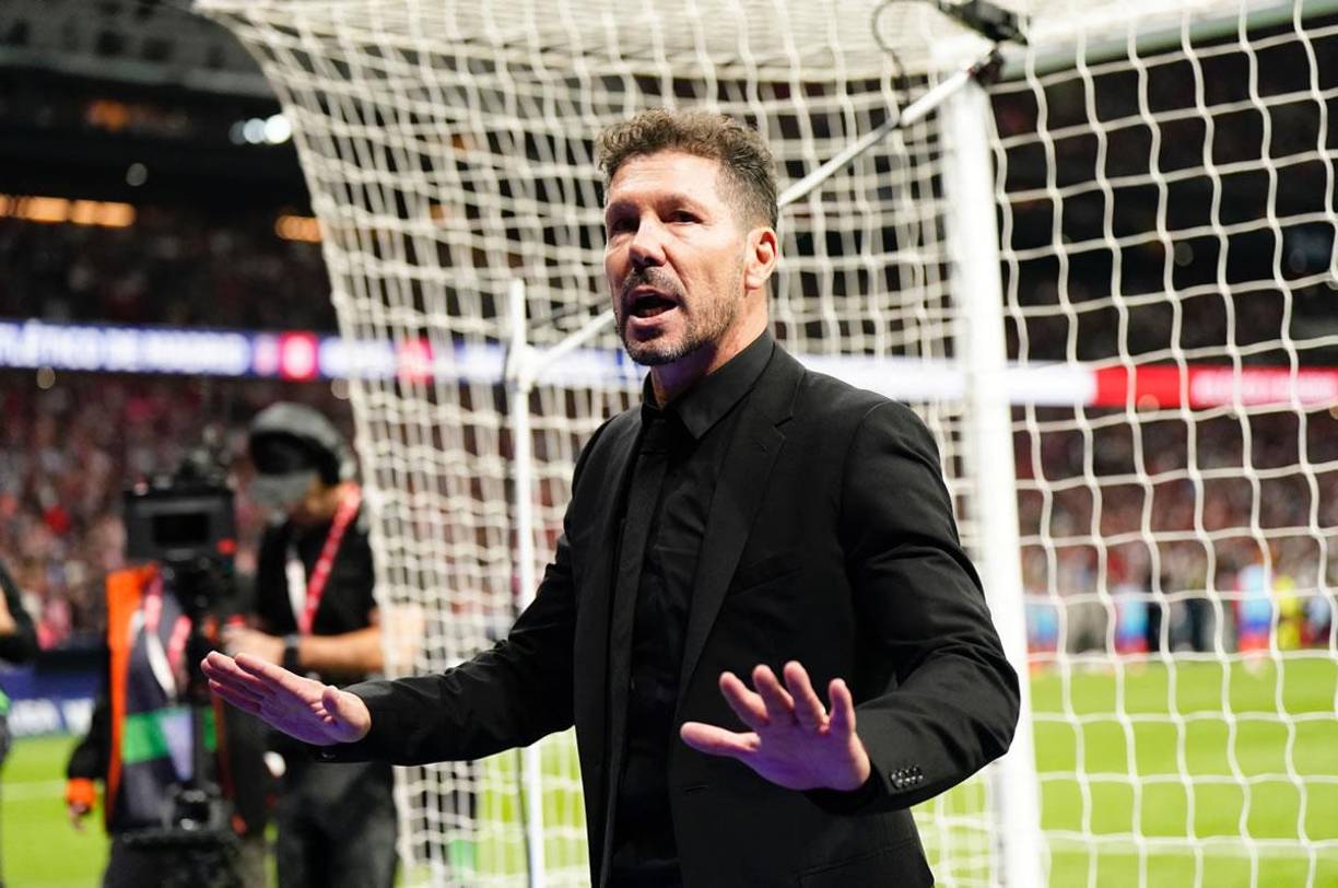 Diego Pablo Simeone caminó hasta el Fondo Sur del estadio para pedirle calma a los aficionados del Atlético de Madrid tras la suspensión del partido.