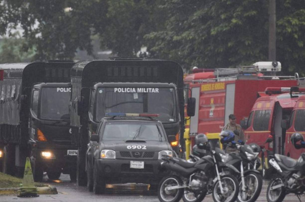 Más de 1,500 militares de varios batallones de infantería miembros de la Policía Nacional participan en el operativo.