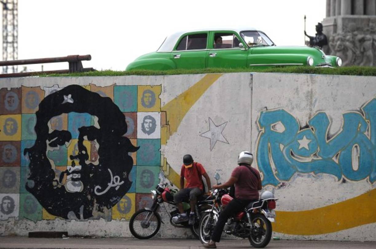 La famosa imagen del Che, una de las más reproducidas de la historia, a menudo aparece en murales como este, pintado en una calle de La Habana.