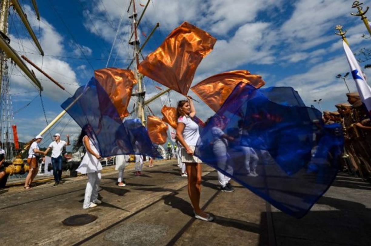 Jóvenes fieles polacos a bordo del velero Dar Mlodziezy son recibidos en el puerto de Panamá .