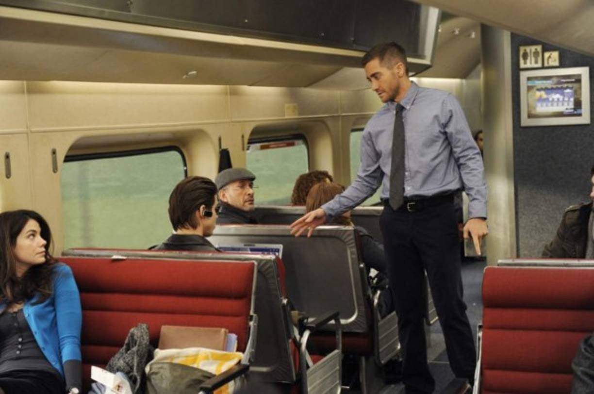 Ocho Minutos Antes de Morir (Source Code, 2011)<br/>Director: Duncan Jones<br/><br/>Trama: Un piloto militar (Jake Gyllenhaal) forma parte de un experimento en el cual lo mandan al pasado ocho minutos antes de que explote una bomba en un tren, para descubrir al terrorista responsable del atentado.<br/>