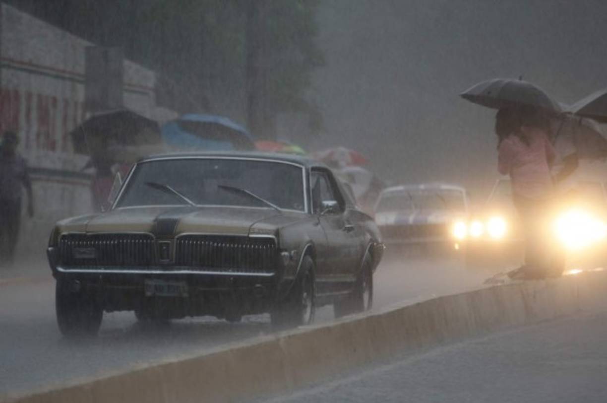Presentación de carros clásicos, a pesar de la lluvia.
