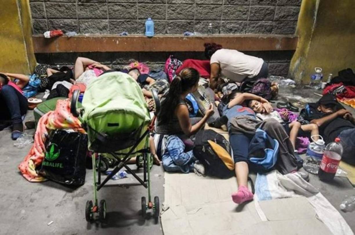 Con mochila en mano, algunos con colchas, agua y alimentos para llevar para el camino, así llegaron el pasado 12 de octubre más de 300 personas a la terminal de buses. Ellos llevaban una misión llegar a EEUU no importando los riesgos a los que se enfrentaran.