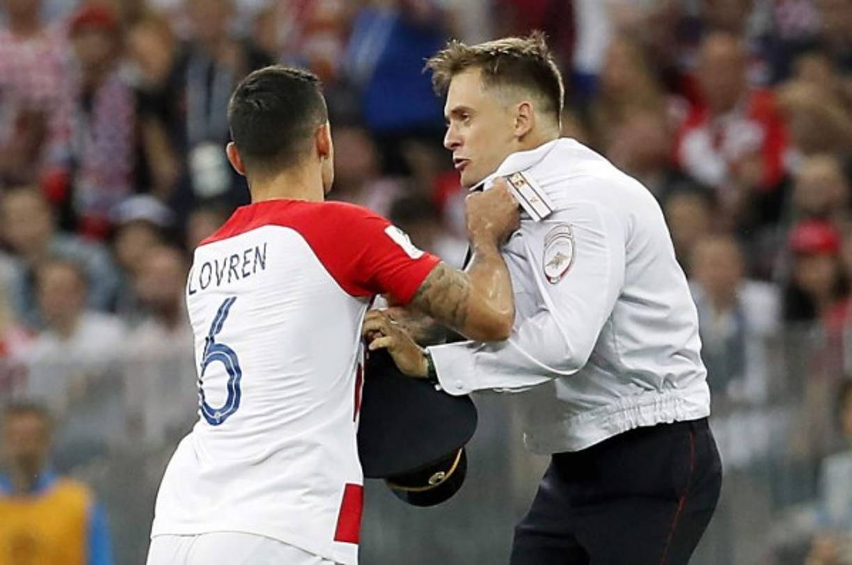 Uno de los invasores hasta forcejeó con el futbolista croata Dejan Lovren.