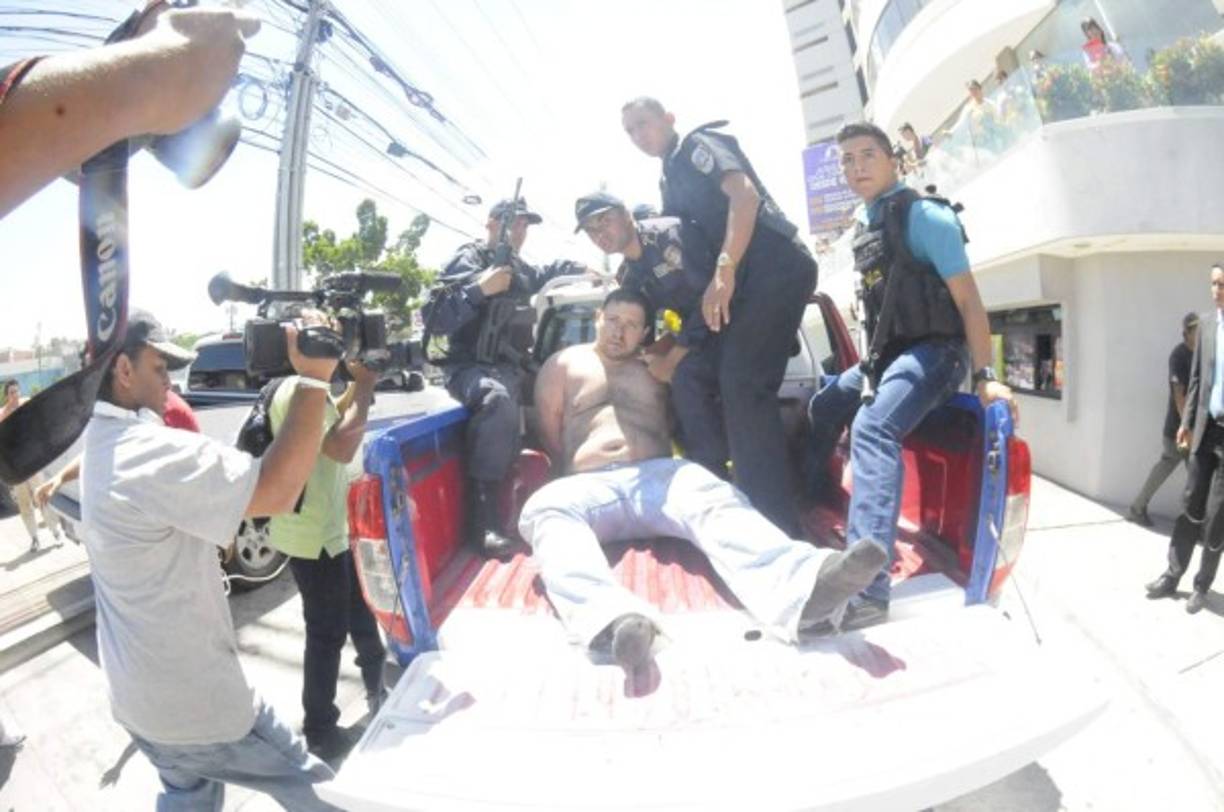 El joven habla perfectamente español, francés e inglés.