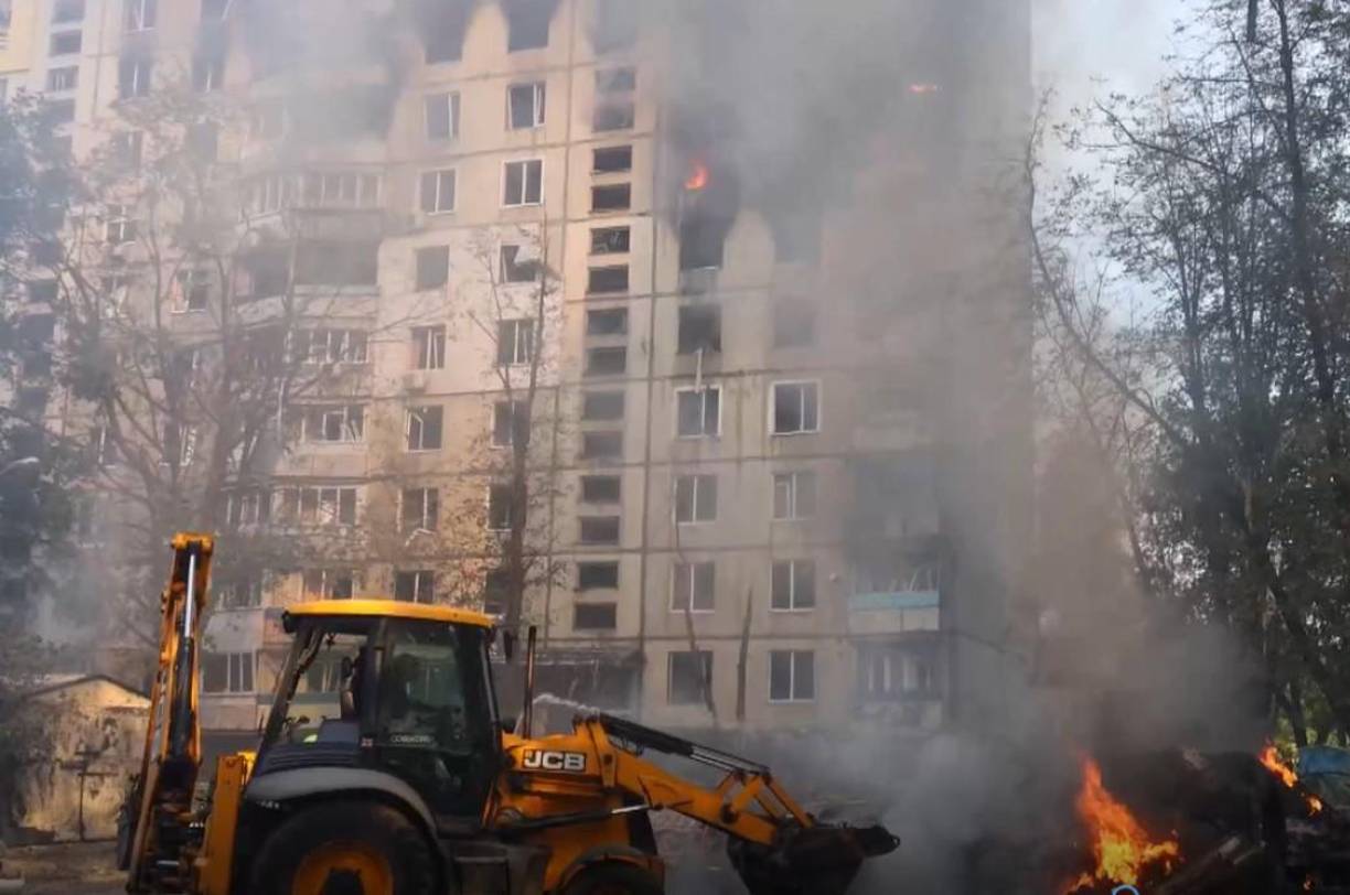 Los propios drones de Ucrania han causado recientemente daños notables a algunos de los aeródromos, pero los misiles occidentales de largo alcance, especialmente los ATACMS (EE.UU.), resultarían mucho más eficientes si se suministraran en cantidades suficientes, sostienen los analistas militares. Para Merezhko, la prohibición equivale a tener a Ucrania luchando “con las dos manos atadas a la espalda”.