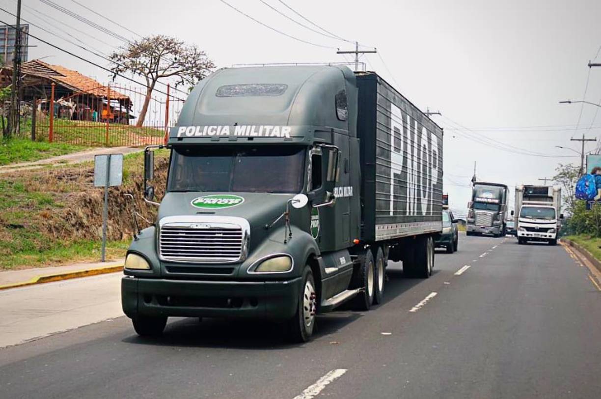 Según informó la institución castrense, el convoy militar se traslada hacia tres departamentos del país. 