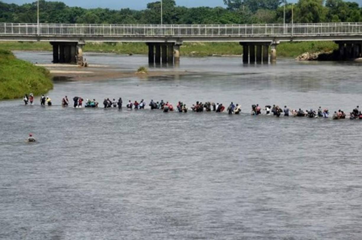 Según la Dirección General de Migración de El Salvador (DGME), más de 1,700 salvadoreños abandonaron el país en dos caravanas y entró a Guatemala el miércoles, en un intento de llegar a los Estados Unidos.