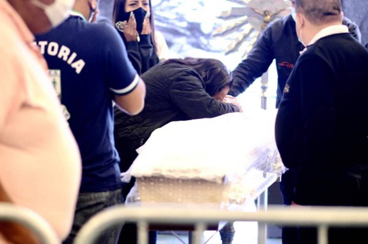 La madre del cantante MC Kevin, Valquíria Nascimento, se despide de su hijo. Foto cortesía Brazil News