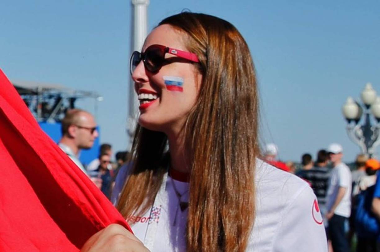 Un bello rostro adornado de una sonrisa y una bandera. Foto Efe