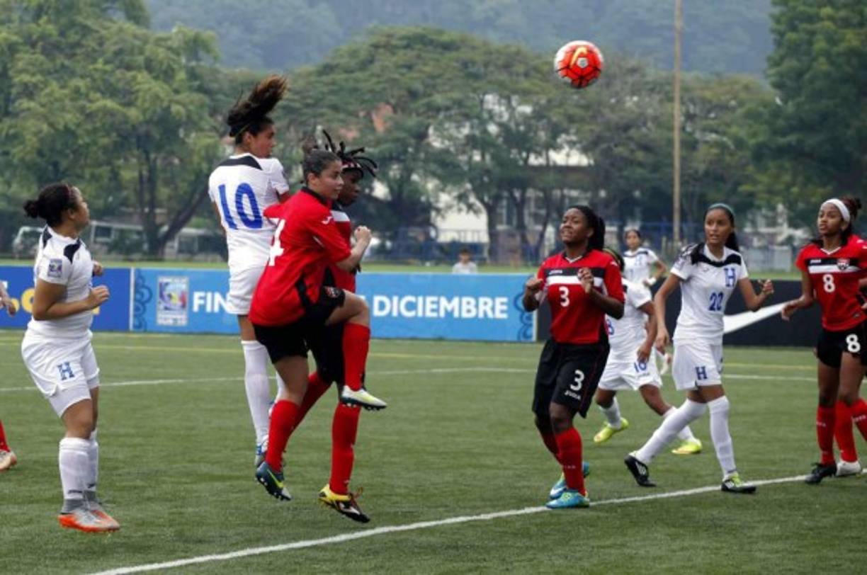 Elexa Bahr al momento de marcar con este cabezazo el segundo gol de Honduras en el partido.