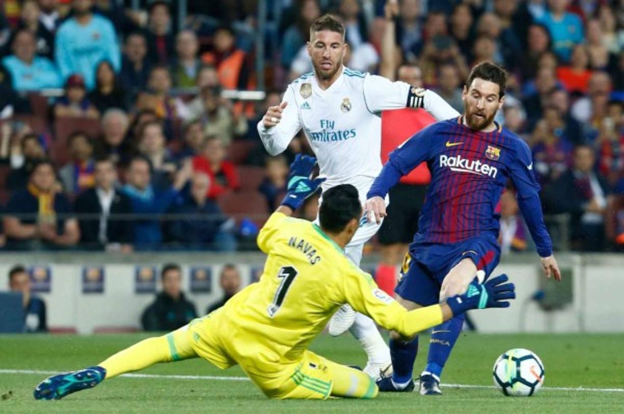 Girona's Uruguayan forward Cristhian Stuani (L) celebrates a goal during the Spanish league football match between FC Barcelona and Girona FC at the Camp Nou stadium in Barcelona on September 23, 2018. / AFP PHOTO / Pau Barrena