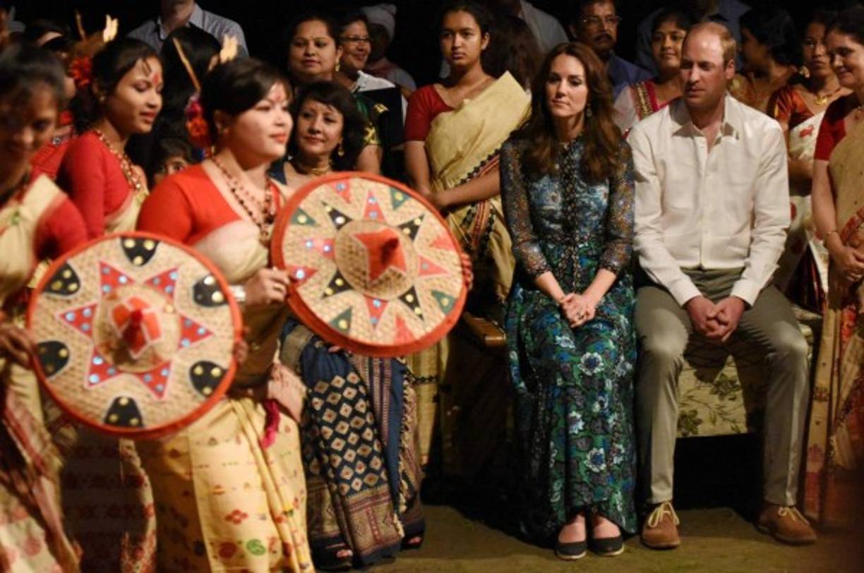 Al final de su paseo en jeep a la pareja fue agasajada con danzas tradicionales en la aldea Panbari, donde conversaron con la comunidad local antes continuar hasta el Centro de Aprendizaje sobre el Elefante Asiático dedicado a Mark Shand, conservacionista británico fallecido en 2014.