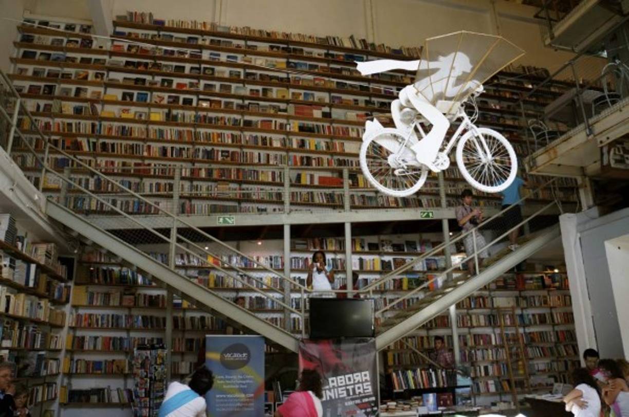 La librería Ler Devagar se encuentra en Lisboa, Portugal. Su atracción no solo consiste en libros, su fachada nos presenta la figura de la musa de Pessoa cabalgando una bicicleta alada. Foto:Desenroladas.com.