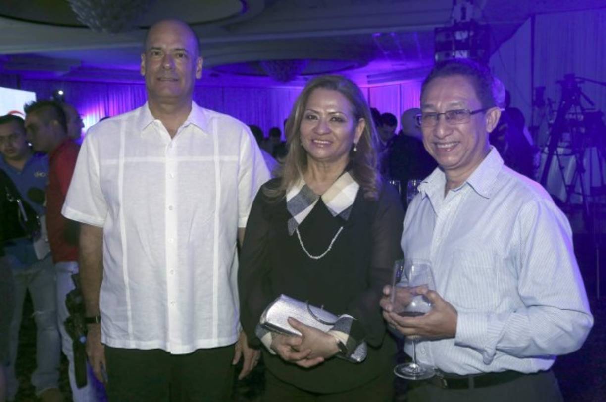 Roberto Álvarez con Dalila y Julio Wo.