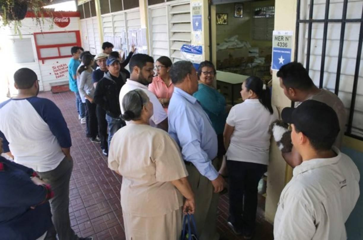 La Universidad Nacional Autónoma de Honduras recibió a gran cantidad de electores.