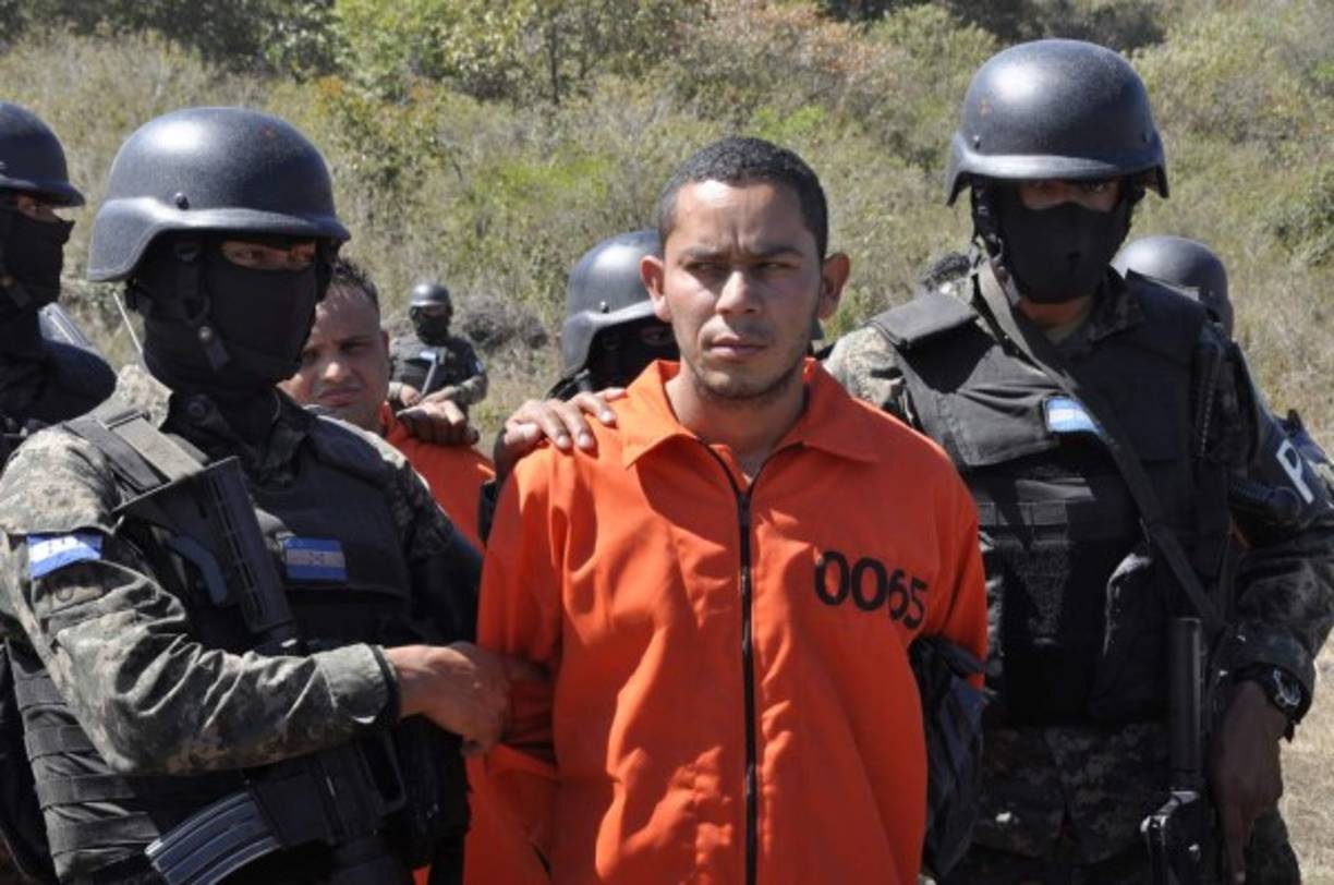 La cárcel de 'El Pozo' fue inaugurada en septiembre pasado con los primeros reos, miembros de pandillas que, según el presidente, estaban ordenando asesinatos, extorsiones y otros delitos desde la prisiones.