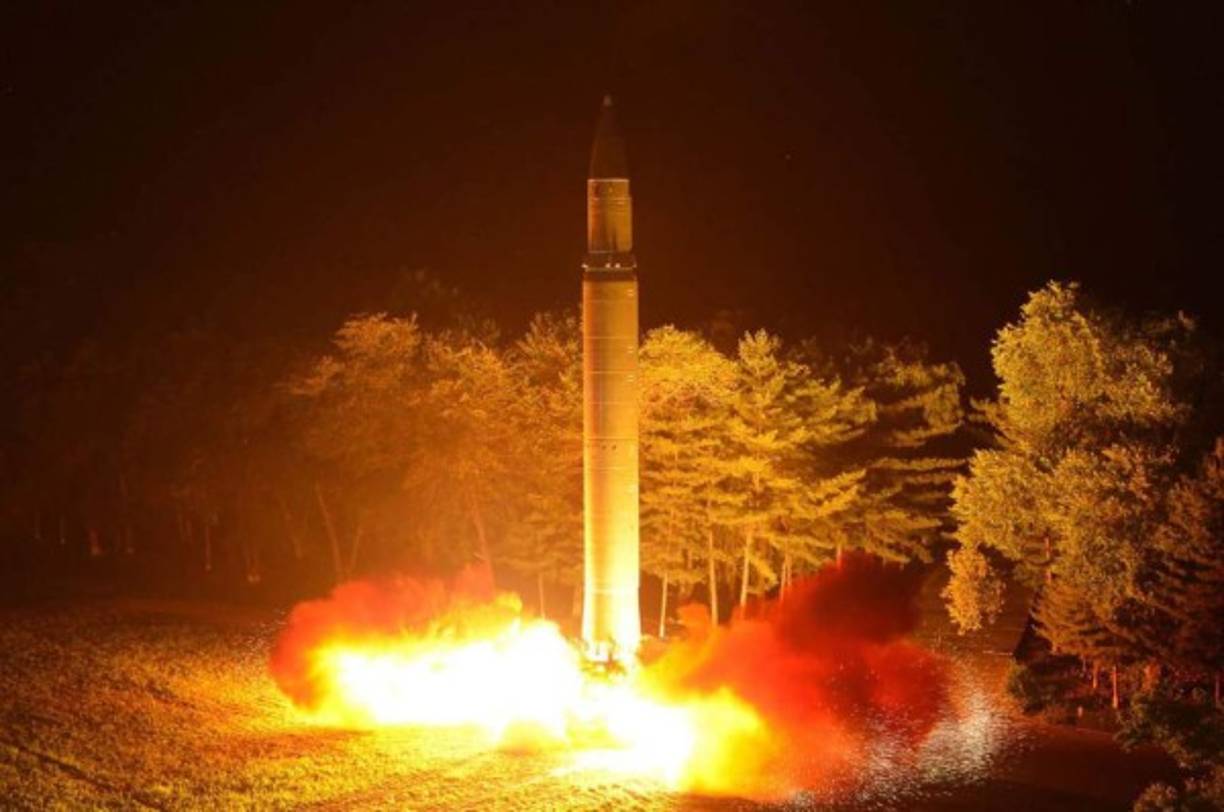 Corea del Norte advirtió este miércoles que considera la posibilidad de atacar con misiles balísticos de mediano las inmediaciones de las bases militares norteamericanas en la isla de Guam en el Pacífico, anunció la agencia de noticias surcoreana Yonhap.
