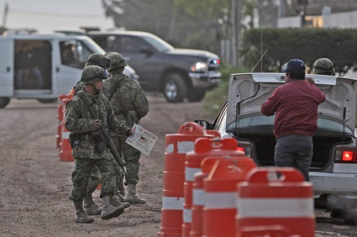 Más de 10,000 efectivos, entre militares y federales, se encuentran desplegados a lo largo del territorio mexicano para recapturar al 'Chapo' Guzmán.