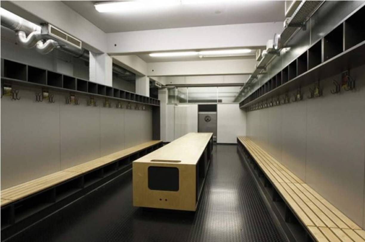 Signal Iduna Park (Borussia Dortmund) - ​Uno de los estadios más espectaculares y con una de las aficiones más calientes de Europa. Su vestuario no podía fallar con todo eso y la verdad es que aunque normalito, se le ve moderno y bastante elegante. Aquí es donde el Borussia se concentra para destronar al Bayern.