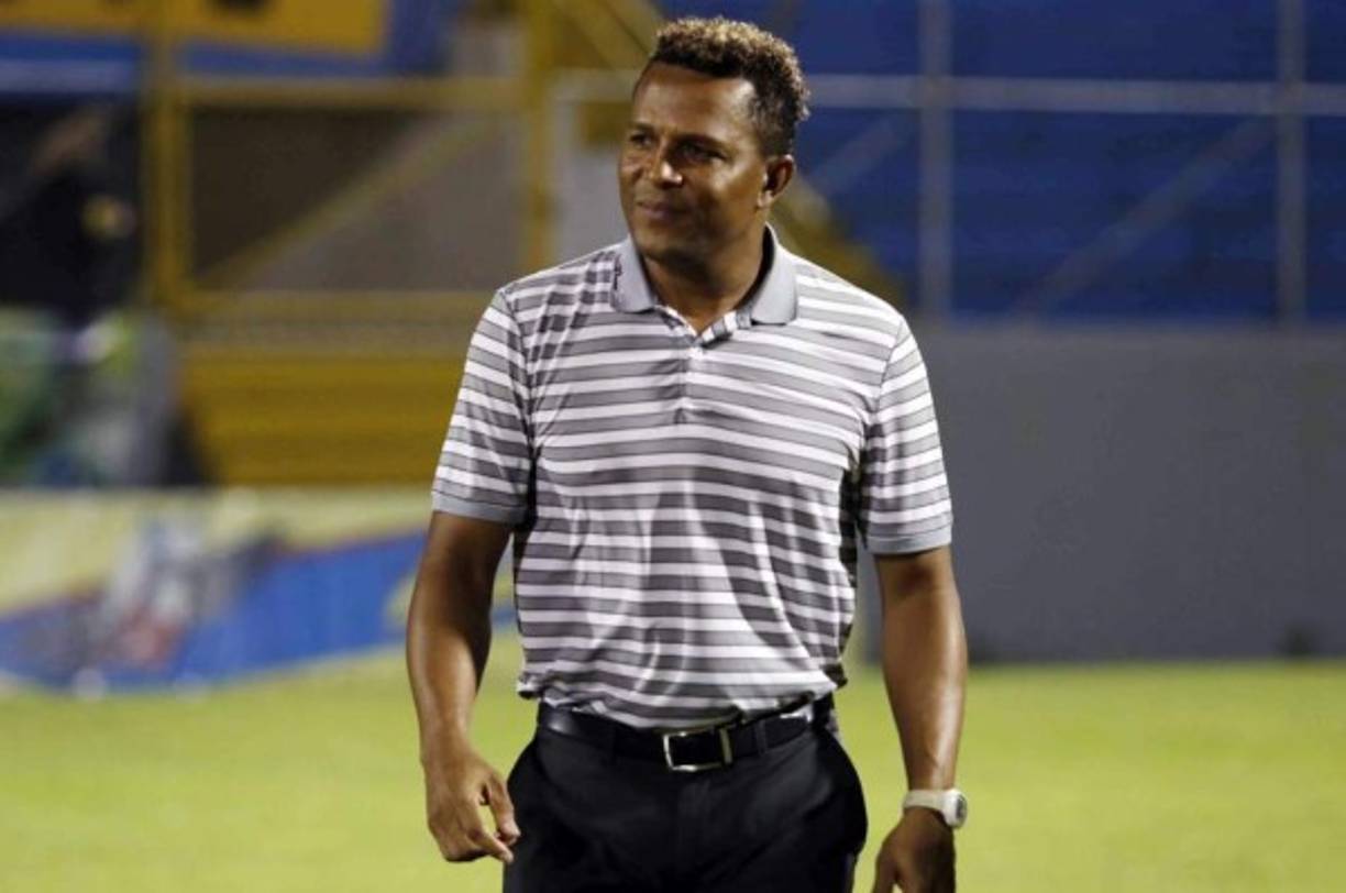 Carlos Pavón ya no sigue más al frente del Vida tras los malos resultados.