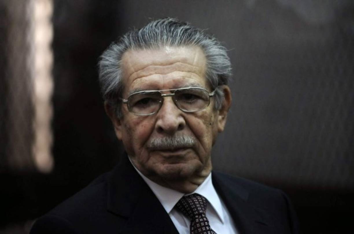 Efraín Ríos Montt - Guatemala<br/><br/>Nació el 16 de junio de 1926.<br/><br/>Es un político y general retirado guatemalteco que encabezó la dictadura existente en ese país entre los años 1982 y 1983 como presidente de facto posición a la que llegó a través de un golpe de Estado y es considerado uno de los representantes más duros de los gobiernos militares de Centroamérica. <br/><br/>Actualmente es juzgado en Guatemala por genocidio.<br/>