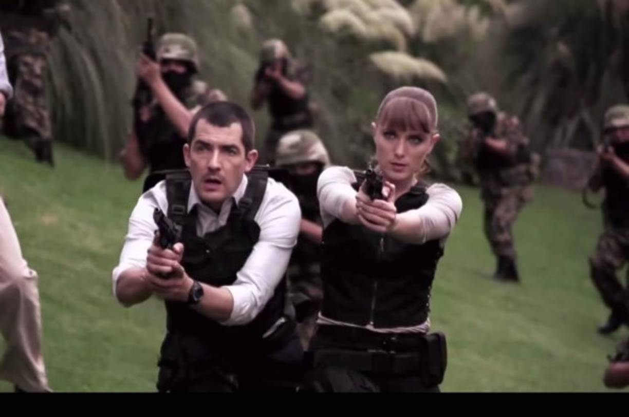 Cuando menos lo esperan la Marina mexicana interviene la hacienda donde se estaba realizando la boda.