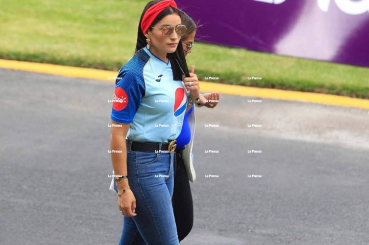 Virginia Varela es la bella esposa de Emilio Izaguirre y llegó al estadio Nacional para disfrutar de su Motagua.