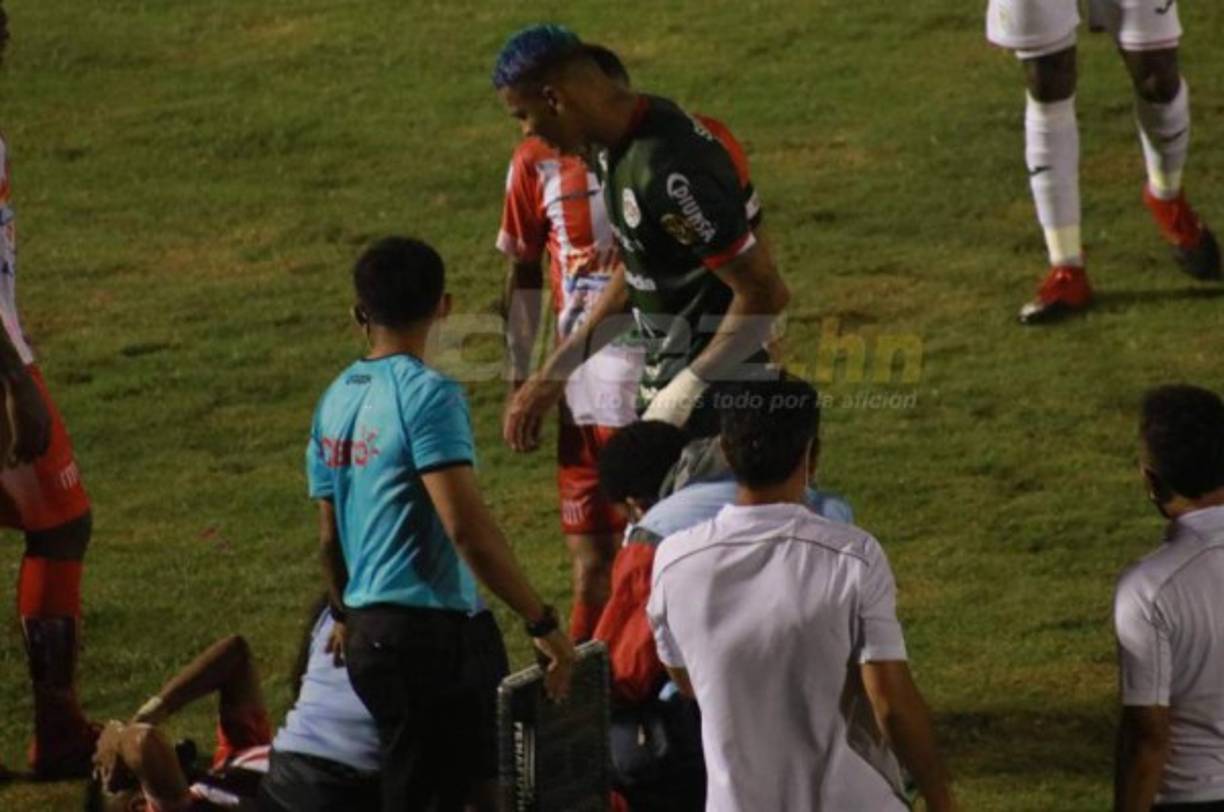 Kervin Arriaga fue expulsado ante el Vida tras una dura falta contra Roger Sander en el segundo tiempo. Foto Diario Diez