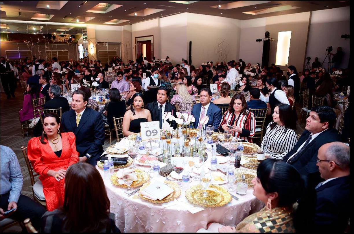 La fiesta continuó y las felicitaciones a las ejemplares damas abundaron en el elegante salón. Las mujeres comenzarán un nuevo camino sabiendo que su trabajo no ha sido en vano, que todo lo que han sembrado ha traído cosecha a sus vidas.