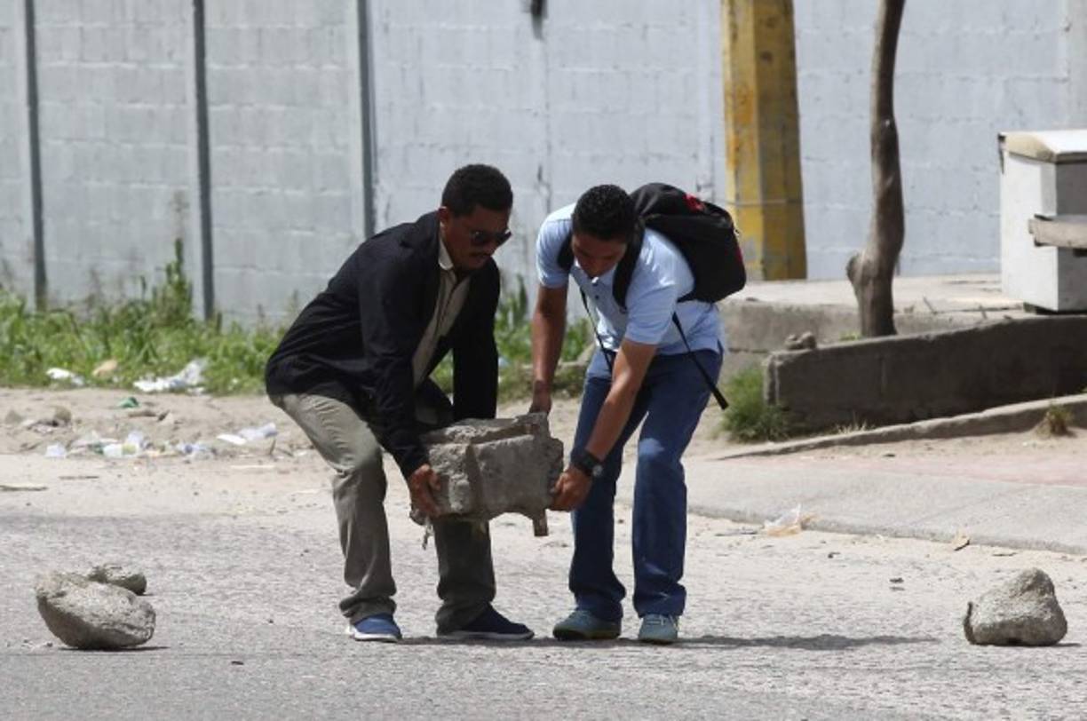 Los ciudadanos también despejaron ellos mismos las vías bloqueadas, como en esta imagen, tomada en San Pedro Sula.