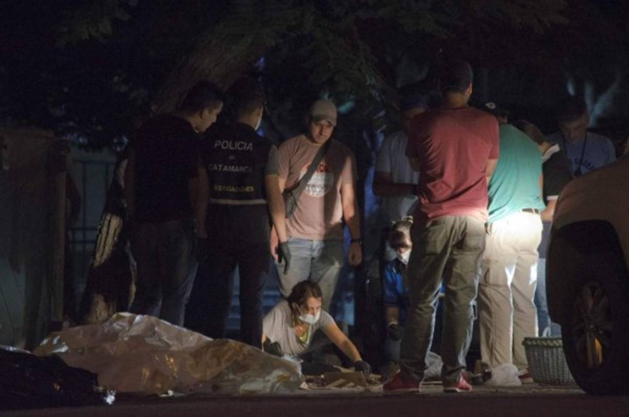 El joven explicó que decidió quemar el cadáver en la parrilla de la vivienda, pero al notar que las llamas no lo consumían, comenzó a descuartizarlo y separó los restos: colocó el torso y los miembros superiores en una caja y las extremidades inferiores en una bolsa o canasta.<br/>