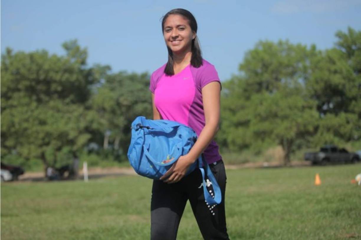 Esta joven profesional está orgullosa de marcar la pauta incursionando en un ámbito masculino como el fútbol.