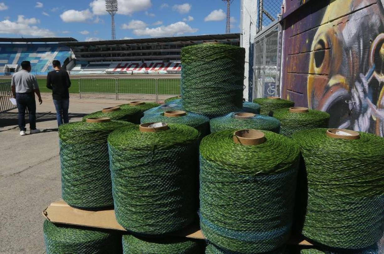 El estadio Nacional de Tegucigalpa continúa luciendo un avance significativo con el cosido del césped sintético y así poder ser entregado en esta semana.