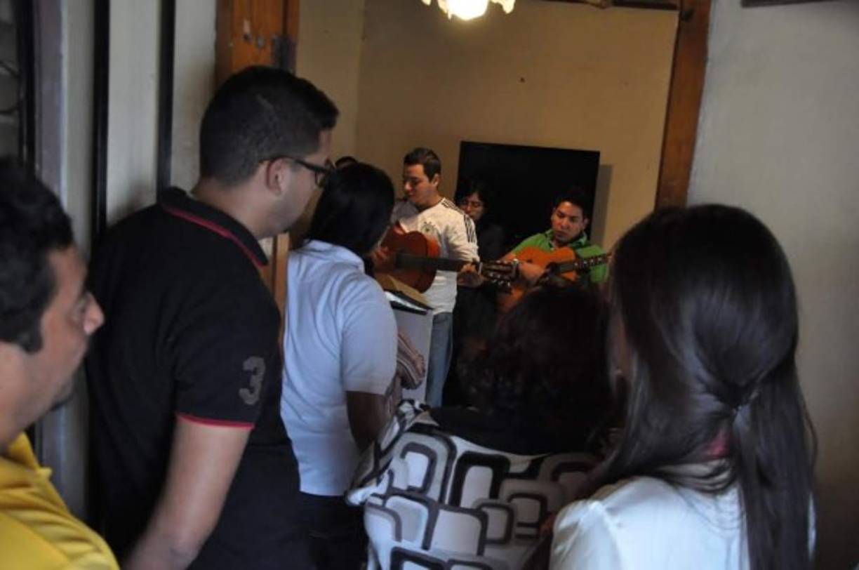 Se une toda la comunidad católica para elevar cantos y oraciones por el regreso de la presentadora de noticias de Suyapa TV.