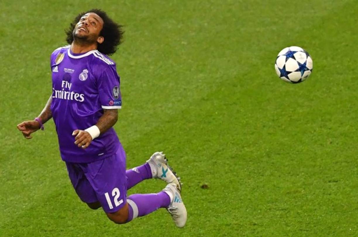 GRAF5784. BARCELONA, 18/09/2018.- El guardameta neerlandés del PSV Eindhoven Jeroen Zoet (d), durante el gol que le ha anotado el delantero argentino del FC Barcelona Lionel Messi (2i), durante el partido correspondiente a la primera jornada del grupo B de la Liga de Campeones que se ha disputado hoy en el Estadio Camp Nou, en Barcelona. EFE/Enric Fontcuberta