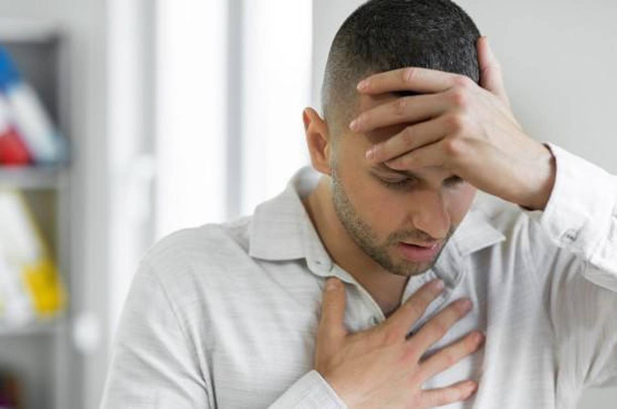 Lo que comúnmente se llama ansiedad en realidad es un cúmulo de emociones que se activan en función de las situaciones que vive la persona, como podría ser la alegría, el miedo, la vergüenza o el bloqueo. Cuando estas emociones se disparan de forma desproporcionada por cualquier vivencia personal, entonces todo el sistema nervioso entra en estrés y empiezan los síntomas que pueden alargase en el tiempo y derivar en todo tipo de problemas psicológicos.