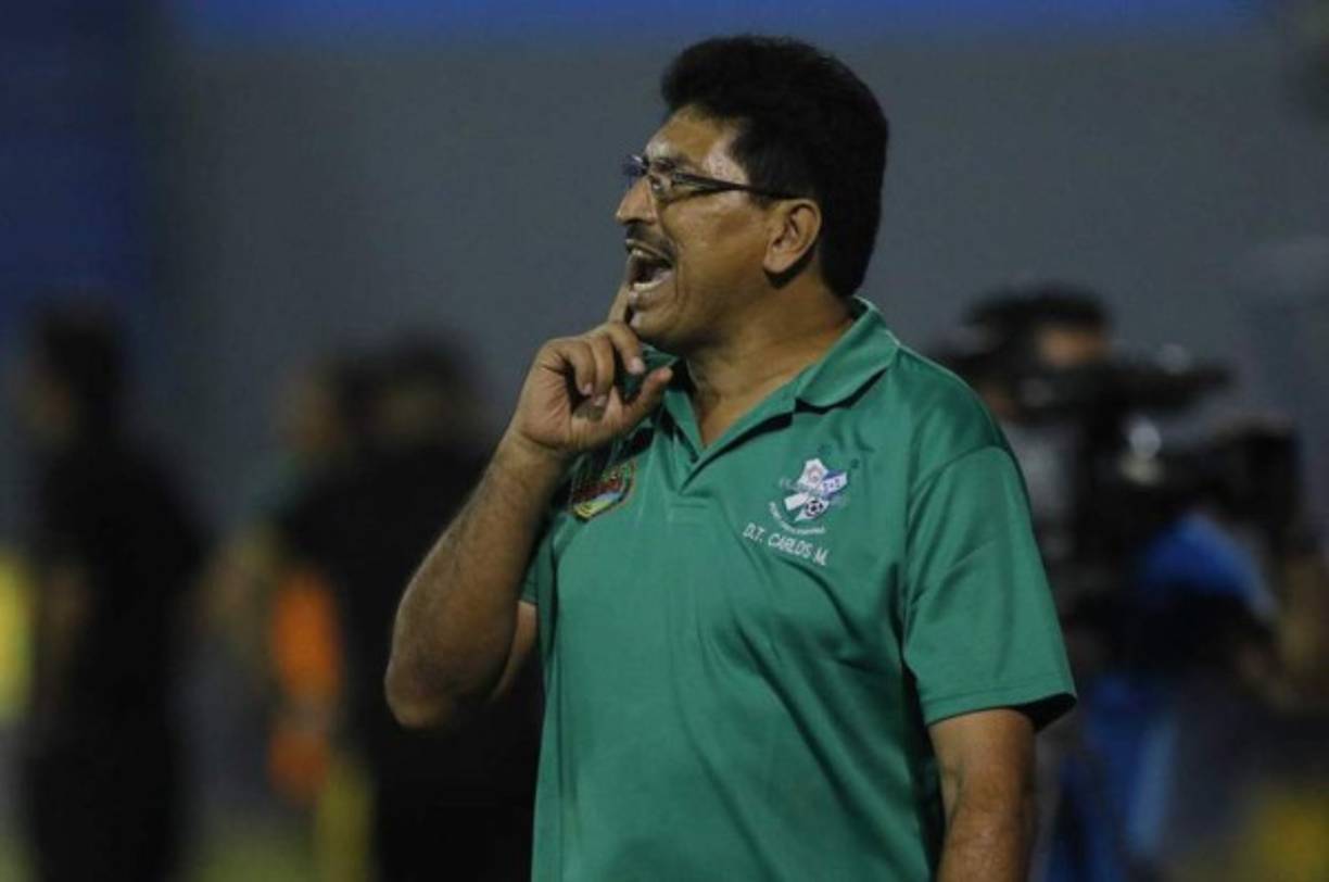 El entrenador hondureño Carlos Martínez seguirá en el banquillo del Platense.