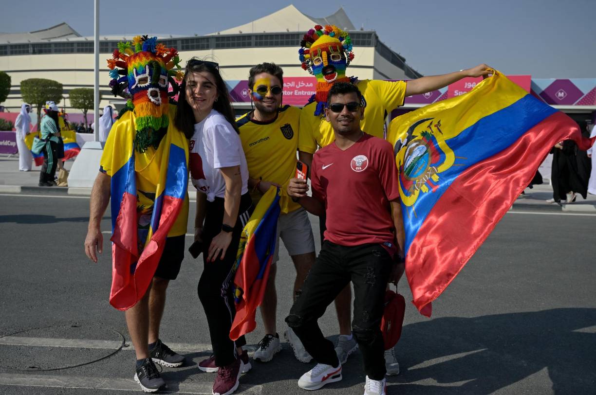 Aficionados ecuatorianos posando frente al estadio Al-Bayt de Qatar.