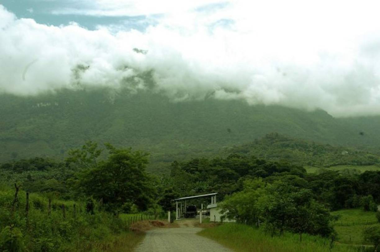 El Parque Nacional de Santa Bárbara tiene una altitud de 2,777 metros lo que la convierte en la segunda montaña más elevada de Honduras.
