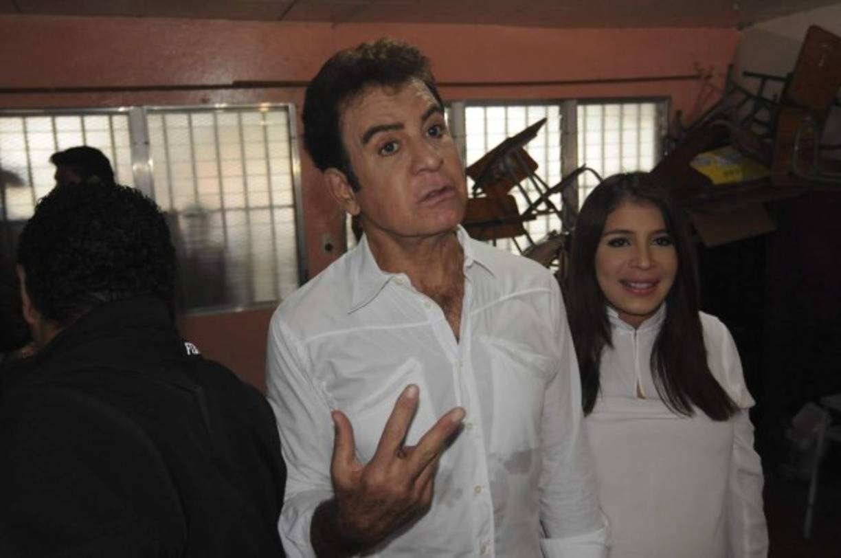 TG7011. TEGUCIGALPA (HONDURAS), 26/11/2017.- El candidato presidencial de la Alianza de Oposición contra la Dictadura, Salvador Nasralla, asiste a votar hoy, domingo 26 de noviembre de 2017, en Tegucigalpa (Honduras). Los principales candidatos con posibilidades de triunfo en las elecciones que se están celebrando hoy en Honduras votaron temprano y llamaron a la población a que haga lo mismo de manera masiva. EFE/Humberto Espinoza