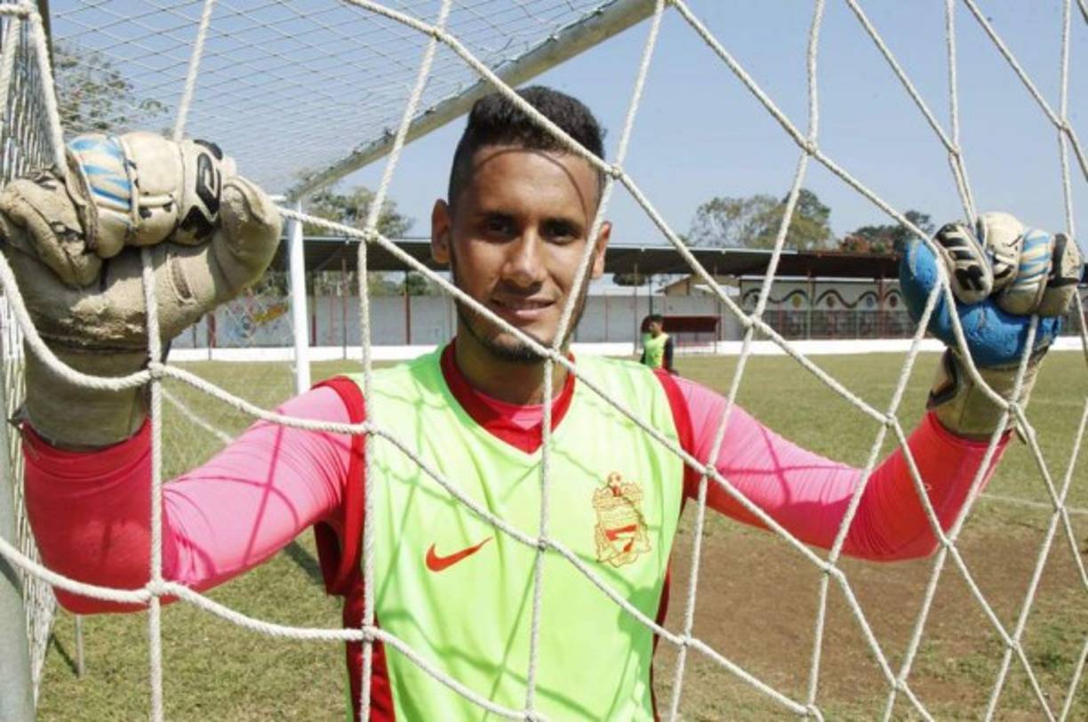 El joven portero Javier Cruz está realizando la pretemporada con el Parrillas One, equipo que dirige su padre Wilmer Cruz.