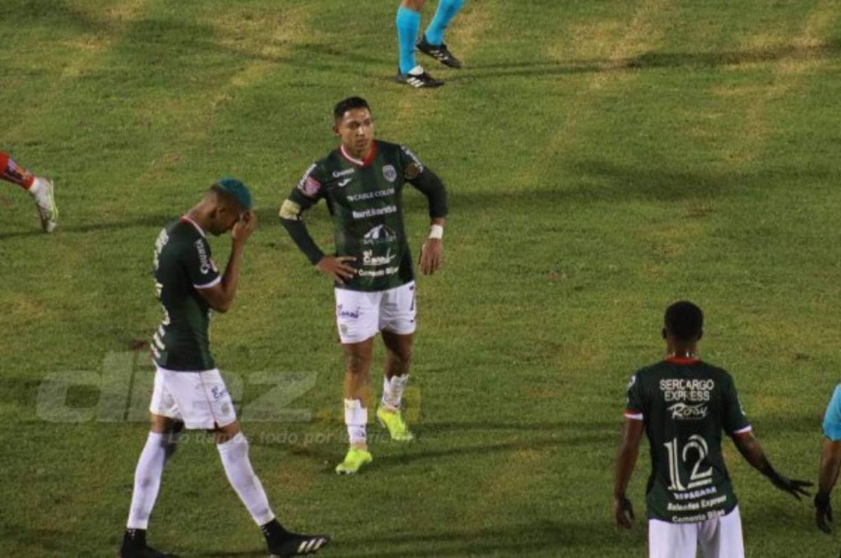 Kervin Arriaga abandonó el campo del Ceibeño cabizbajo. Foto Diario Diez