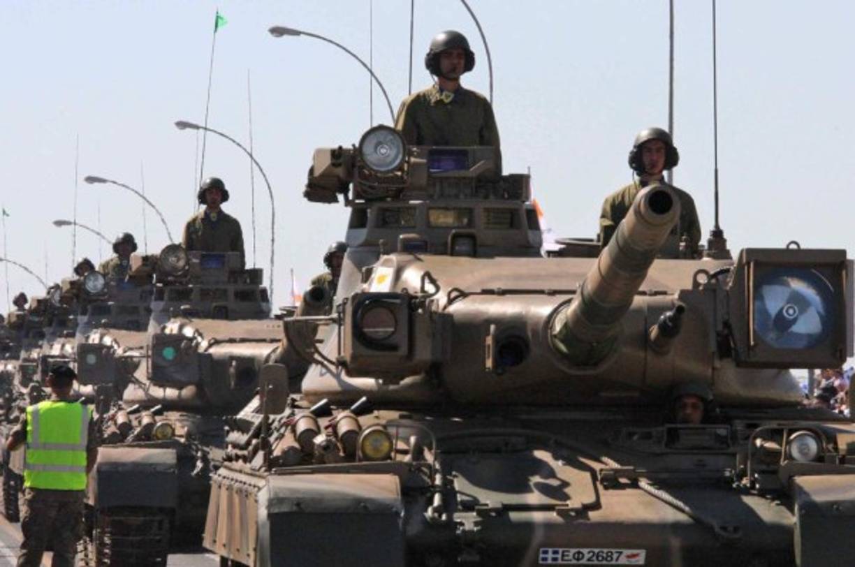 CHIPRE. Poder militar en el 56 aniversario del país. Columna de tanques en un desfile militar en Nicosia, que conmemora el 56 aniversario de la República de Chipre. Foto: EFE/Katia Christodoulou