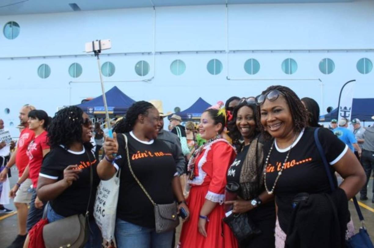 La experiencia gastronómica dentro del crucero es de alta cocina. <br/>Preparan mariscos al estilo de Nueva Inglaterra recién extraídos, comida italiana en un ambiente familiar y mucho más.