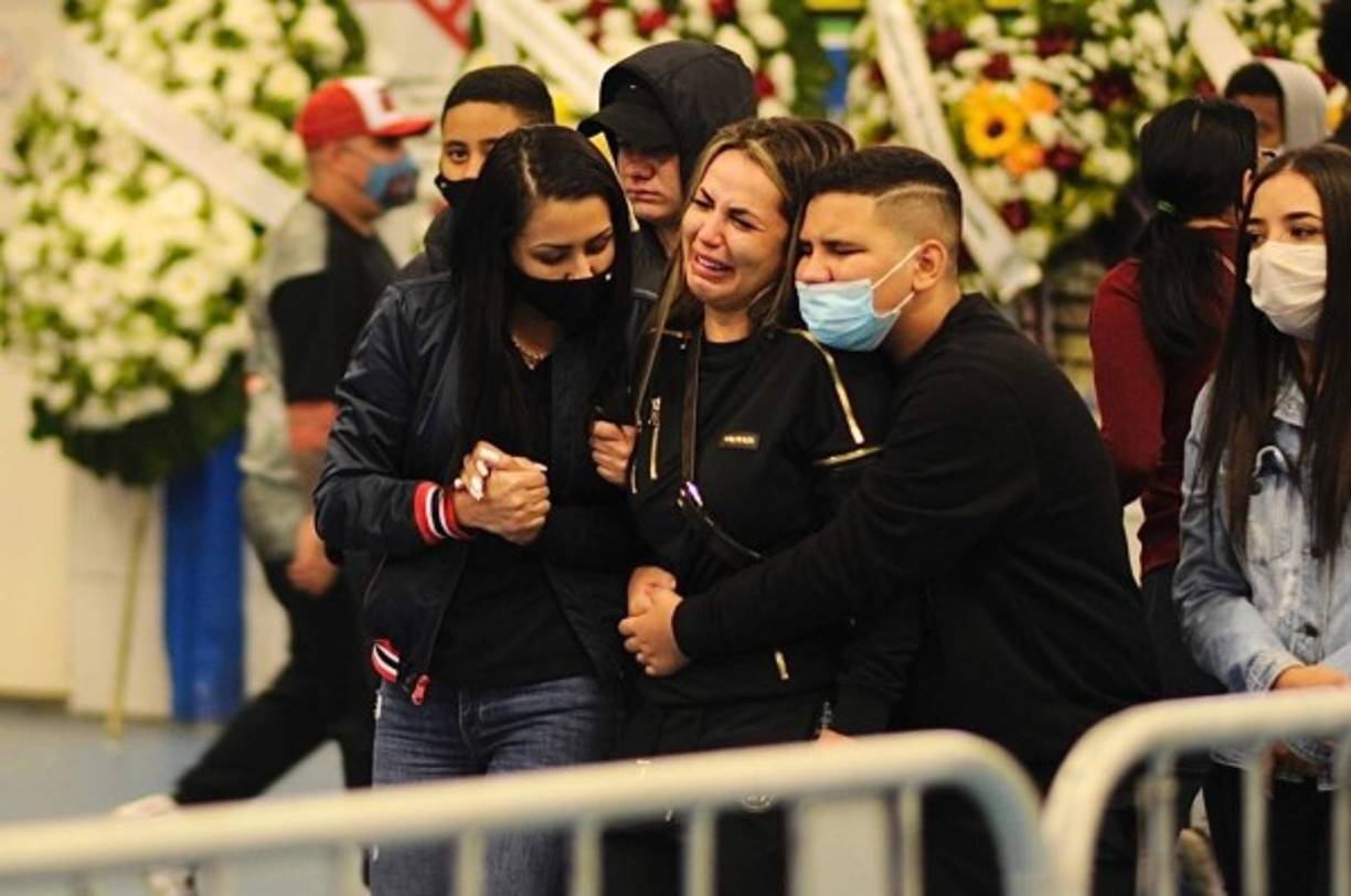 La esposa de MC Kevin, Deolane Bezerra, al llegar al funeral con amigos y familiares rompió a llorar. Foto cortesía Brazil News