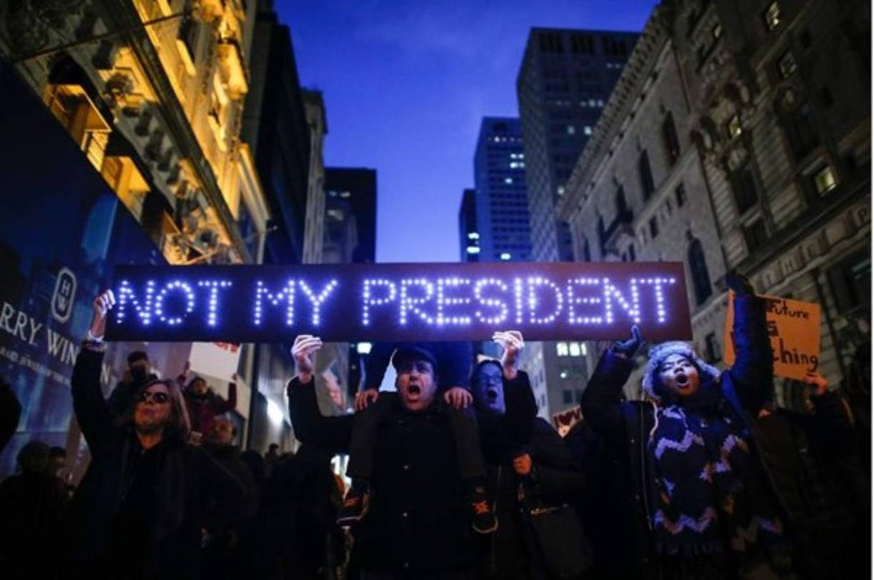 Tras la victoria de Donald Trump en las elecciones presidenciales de Estados Unidos, miles de personas salieron a las calles de varias ciudades para protestar contra el magnate con el lema 'no es mi presidente'.
