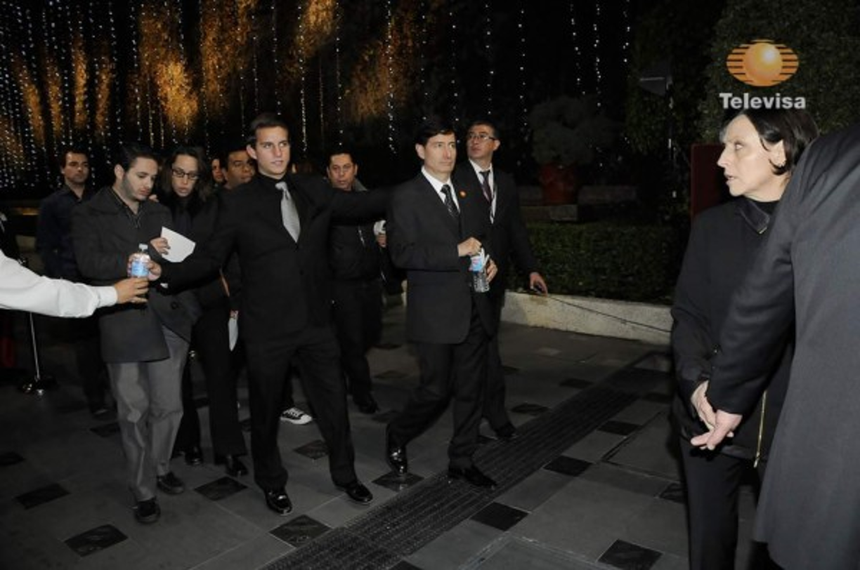 Roberto Gómez Fernández a su llegada al homenaje de su padre en Televisa.