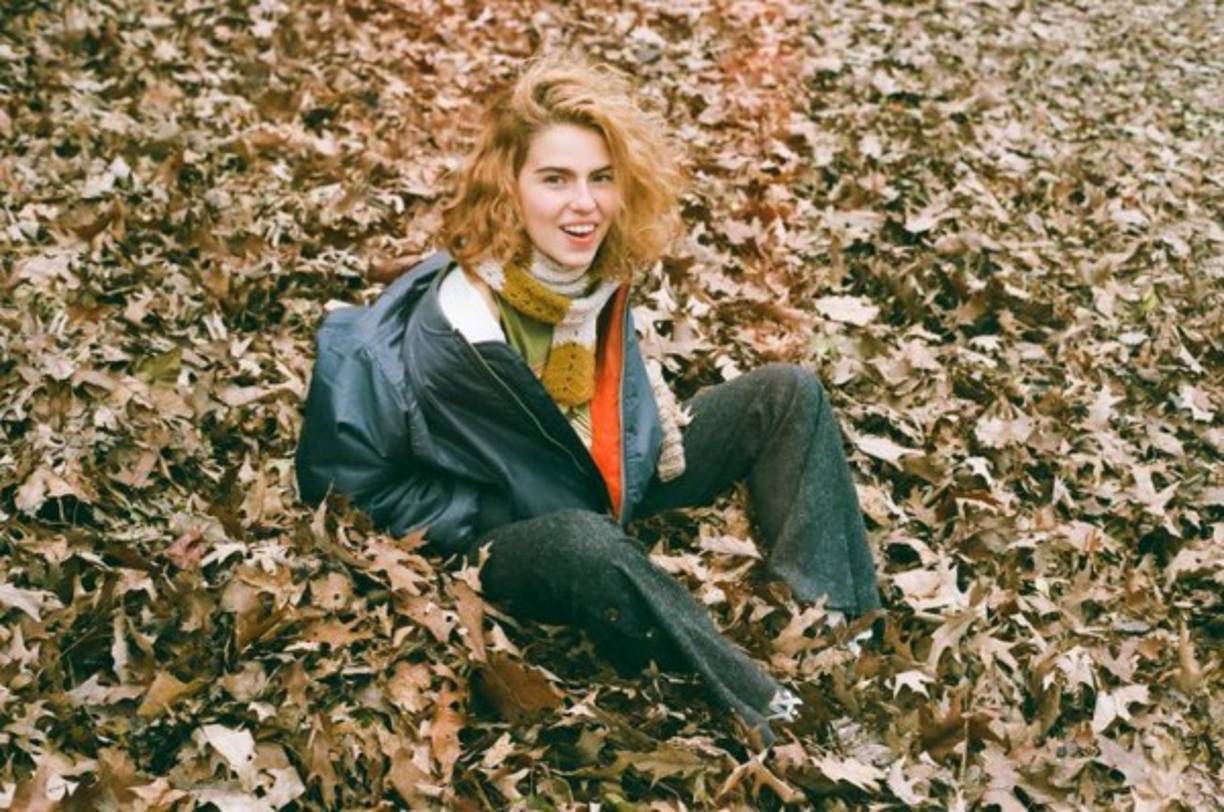 Aunque Perla creció en el ambiente de Hollywood que ha terminado por corromper a muchas estrellas infantiles, la madurez de está joven de 20 se mide en sus palabras: <br/>'Quiero tener una familia y viajar y comprar a mis padres una casa. No necesariamente creo que es 100% materialista querer ser financieramente estable. Estoy extremadamente orientado a la familia, y la idea de ser capaz de apoyar a mis padres un día es algo que realmente me gustaría hacer...'<br/>(Foto Caroline Wallis /Ratrock Magazine)