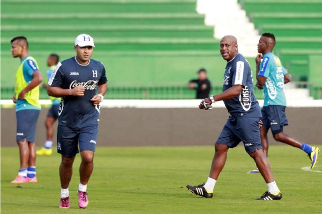 Hernán Medford junto al preparador de porteros José Barahona.